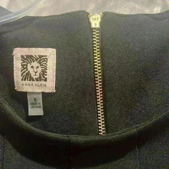 Anne Klein size 8 Black Pleated Dress like new condition w gold zipper - Picture 7 of 9